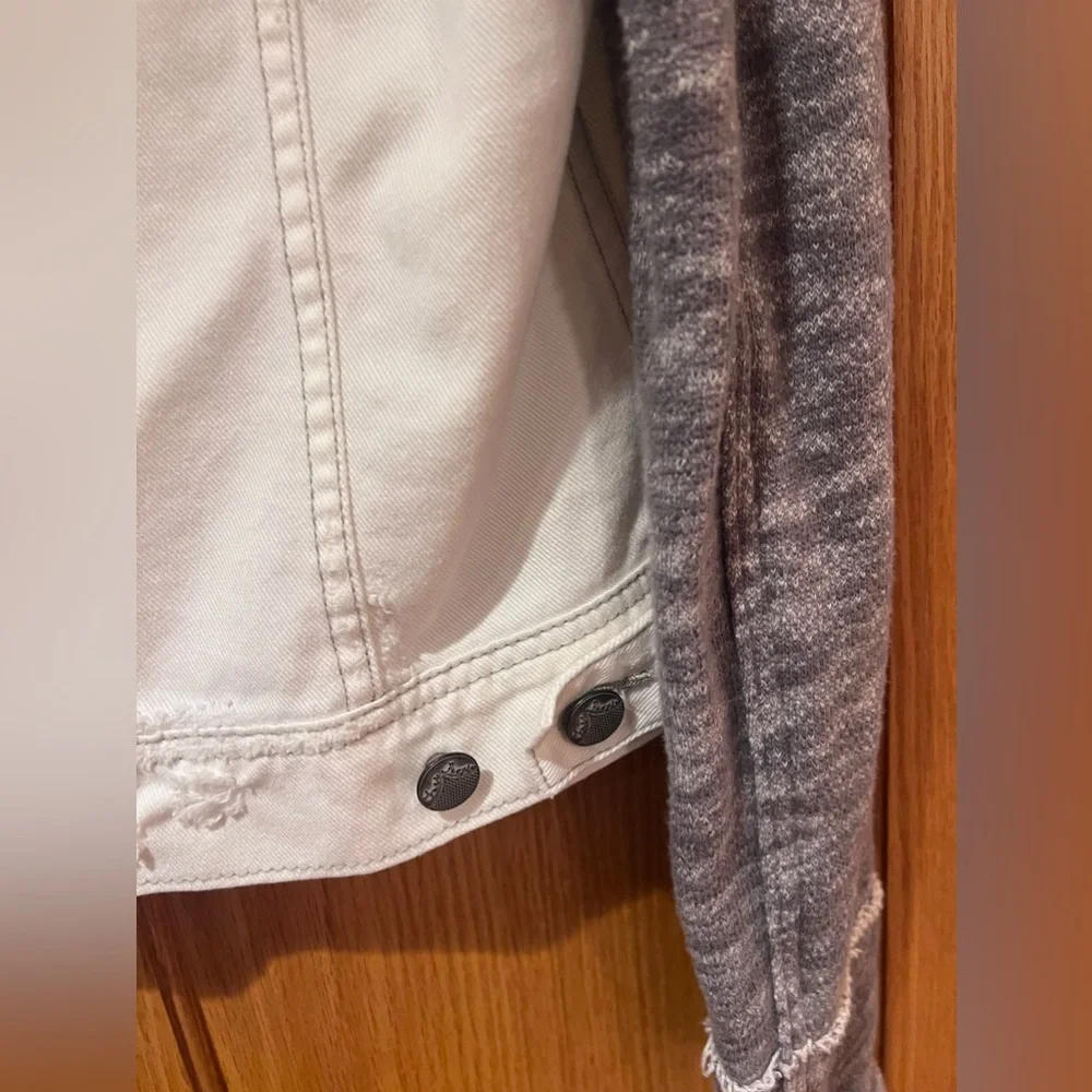 Free People Knit Sleeve & Knit Hood Distressed White Denim Jean Jacket Size XS - Picture 13 of 16